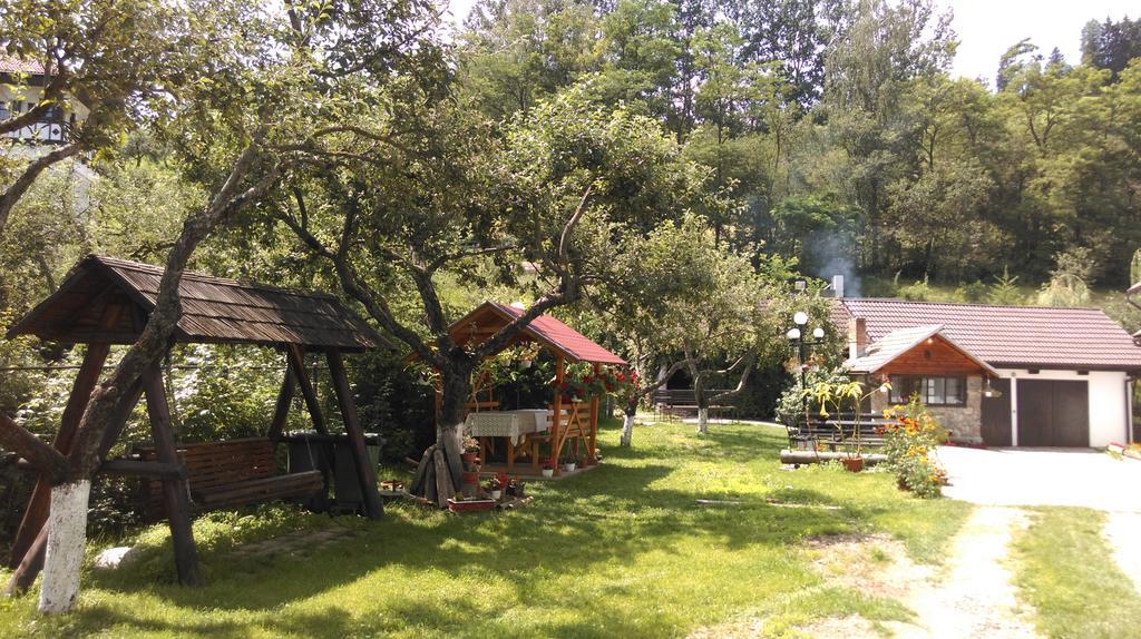 Pensiunea Iulia Bran  Bagian luar foto